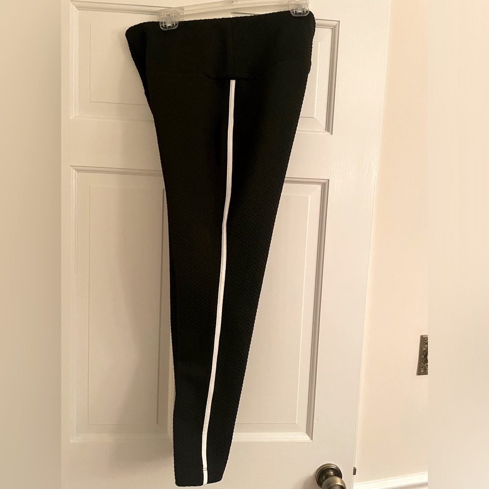 Chico’s Zenergy Textured Black Framed Leggings With White Trim Size 1